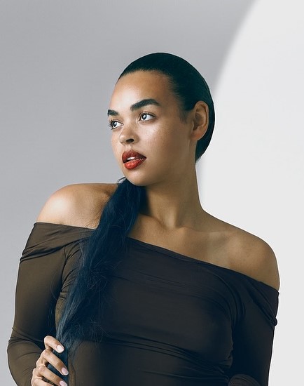 Embracing Dual Identity: The Inspiring Journey of Sara Alex as an Angolan-Polish Model and Dentist